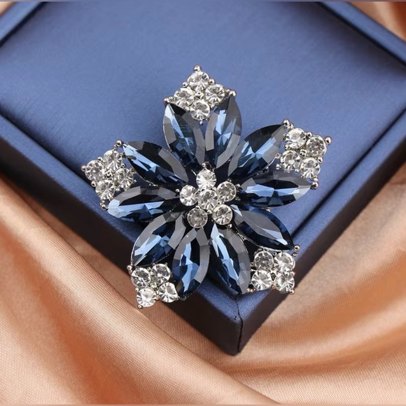 Floral Retro Rhinestone Encrusted Brooch Modern New Gorgeous - Picture 2 of 7